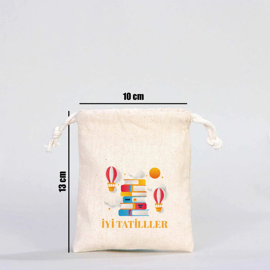 10×13 cm ebatlarında, krem renkli pamuk ipli büzgülü hediye kesesi. Ön yüzünde ürün grubuna ait 18 farklı karne temalı tasarımdan biri bulunur.