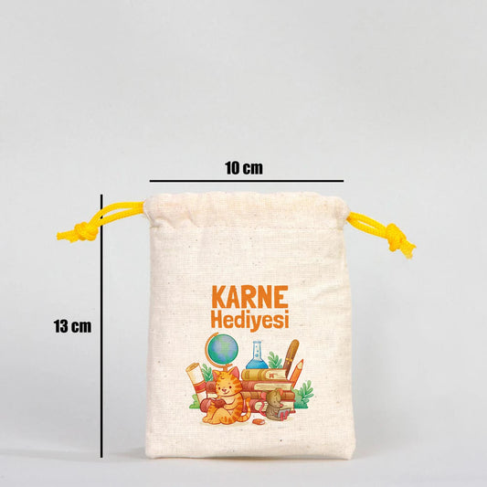 Natural tonlarında burlap görünümlü kumaştan yapılmış, sarı büzgülü ipli 10×13 cm kesenin üzerinde karne günü temalı renkli çanta.