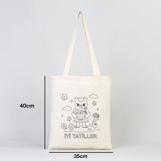 35×40 cm naturel kanvas çantanın ön yüzünde, ürün grubuna ait 9 farklı desen seçeneğinden biri bulunur.