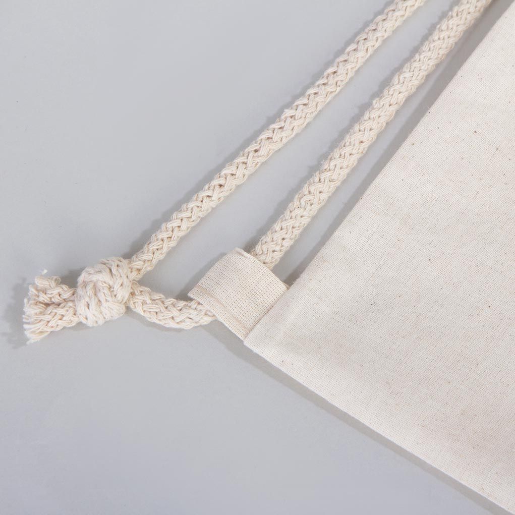 35×40 cm naturel kanvas sırt çantasının ön yüzünde, ürün grubuna ait 18 farklı desen seçeneğinden biri bulunur.