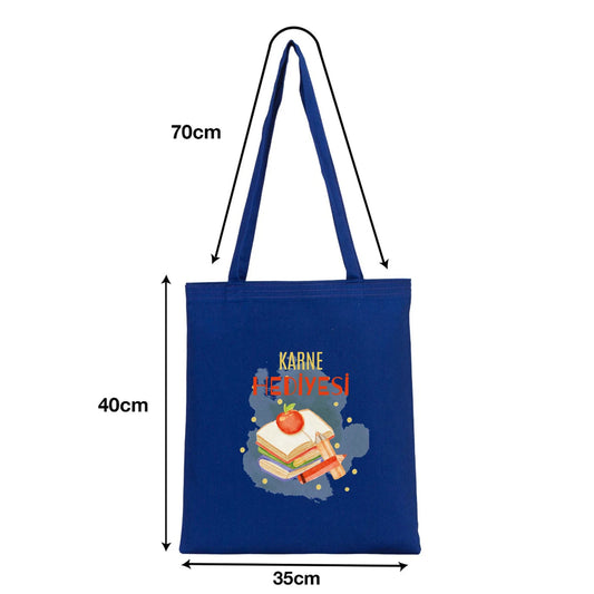 Mavi renkte, 35×40 cm boyutlarında bir taşıma çantası. Ön yüzünde karne günü temalı özelleştirilebilir alan bulunmaktadır.