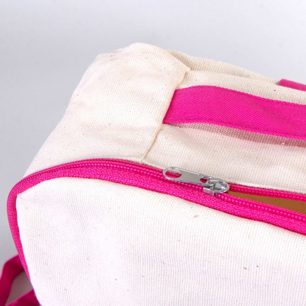 25×32×10 cm okul çantası, pembe fermuarlı; ön yüzünde 18 farklı tasarım seçeneği bulunur.