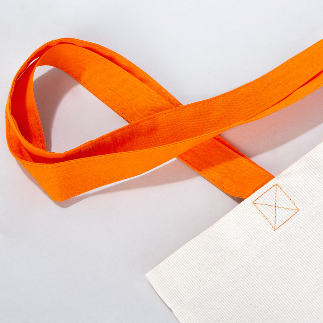 40×35 cm ebatlarında, kırmızı saplı bez çanta. Ön yüzünde ürün grubuna ait 18 farklı karne temalı tasarımdan biri yer alır.