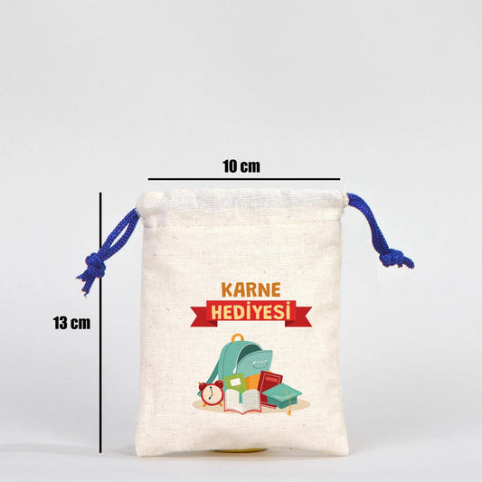 Ham renkten kumaştan yapılmış, mavi fermuarlı ve mavi askılı 25×32×10 cm çantanın ön yüzünde karne temalı kişiselleştirilebir detaylar vardır.