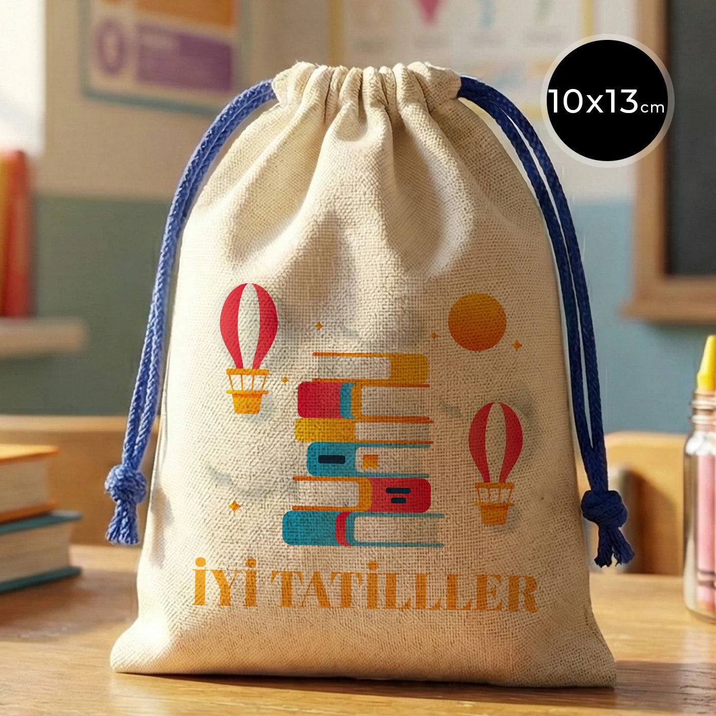 Ham renkten kumaştan yapılmış, mavi fermuarlı ve mavi askılı 25×32×10 cm çantanın ön yüzünde karne temalı kişiselleştirilebir detaylar vardır.