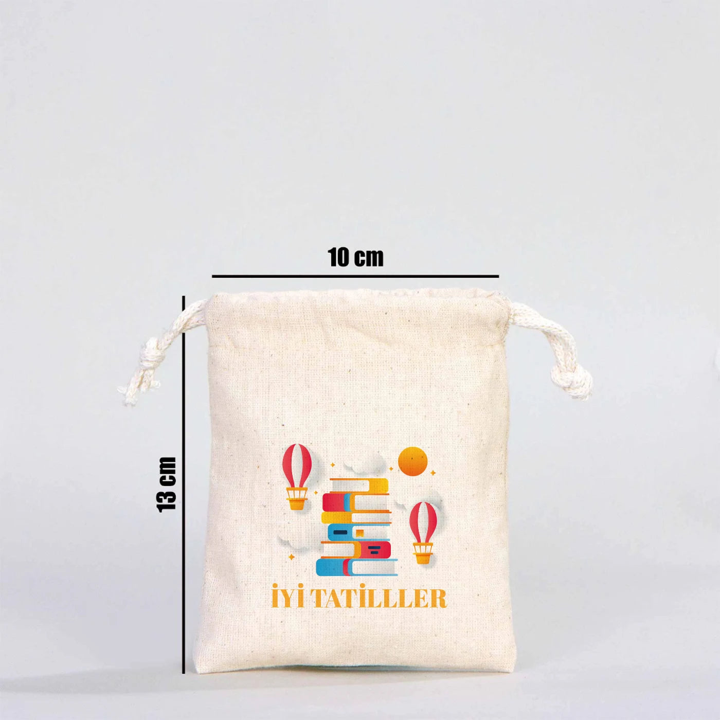 10×13 cm ebatlarında, krem renkli pamuk ipli büzgülü hediye kesesi. Ön yüzünde ürün grubuna ait 18 farklı karne temalı tasarımdan biri bulunur.