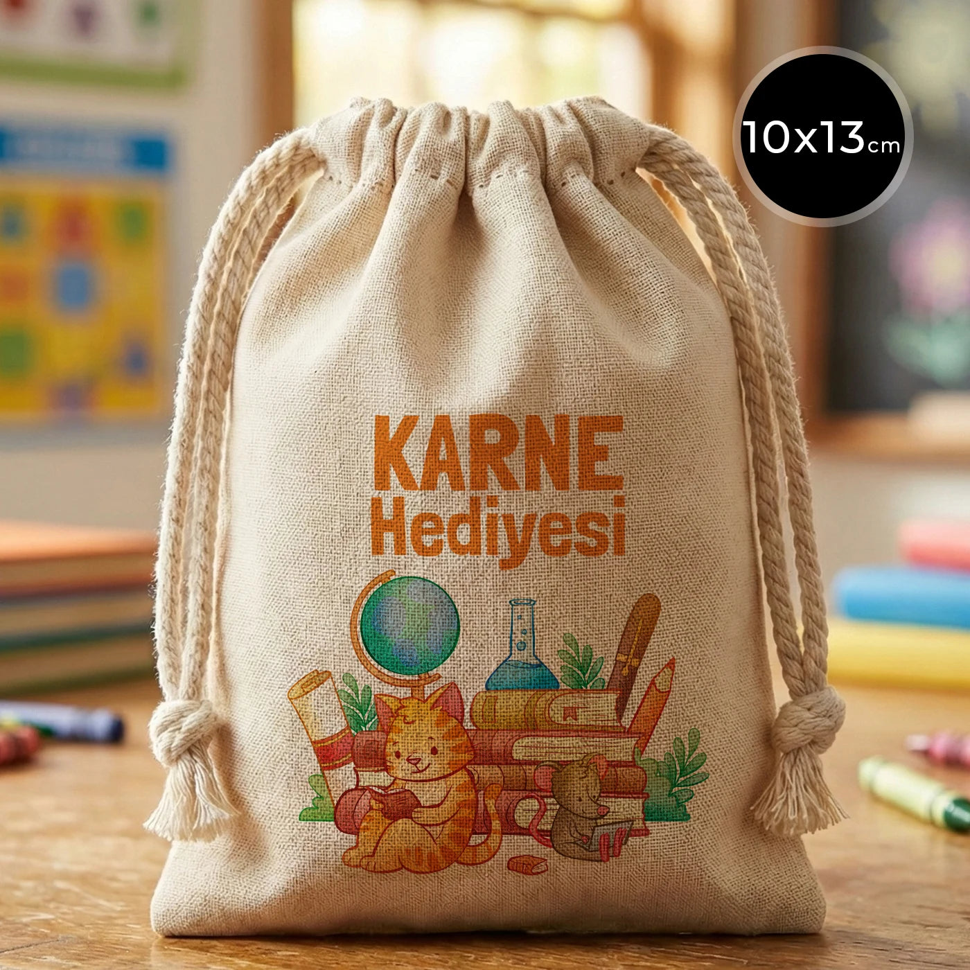 10×13 cm ebatlarında, krem renkli pamuk ipli büzgülü hediye kesesi. Ön yüzünde ürün grubuna ait 18 farklı karne temalı tasarımdan biri bulunur.