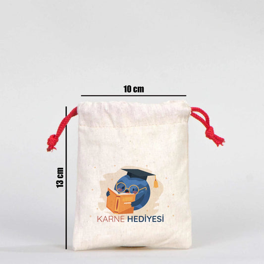 10×13 cm ebatlarında, kırmızı ipli jut (çuval) kese. Ön yüzünde ürün grubuna ait 18 farklı karne temalı tasarımdan biri bulunur.