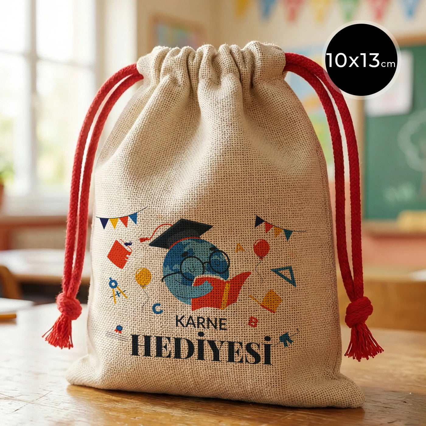 10×13 cm ebatlarında, kırmızı ipli jut (çuval) kese. Ön yüzünde ürün grubuna ait 18 farklı karne temalı tasarımdan biri bulunur.