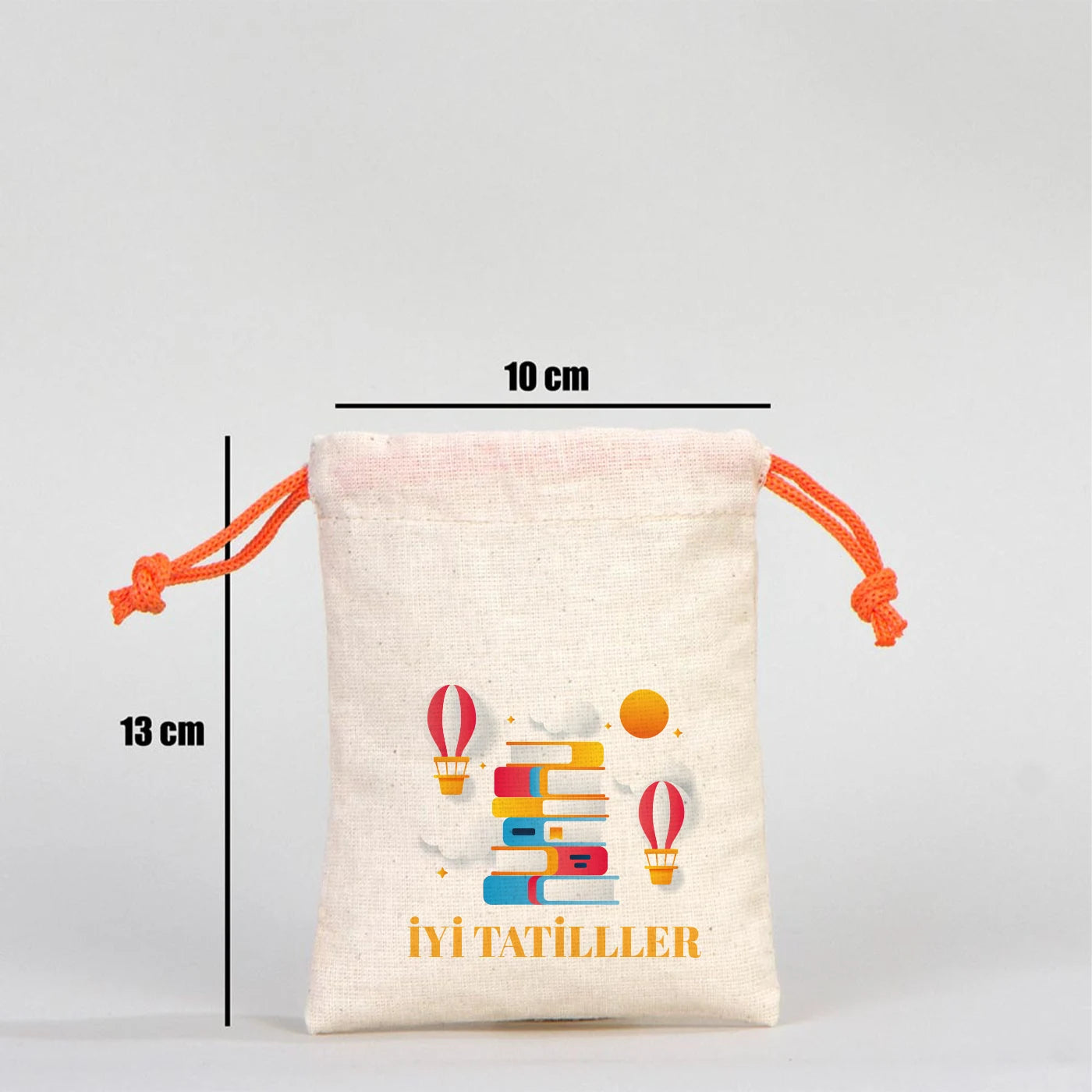 Karne Hediyesi baskılı, turuncu ipli 10×13 cm bez hediye kesesi; okul temalı desenli hediye çantası.