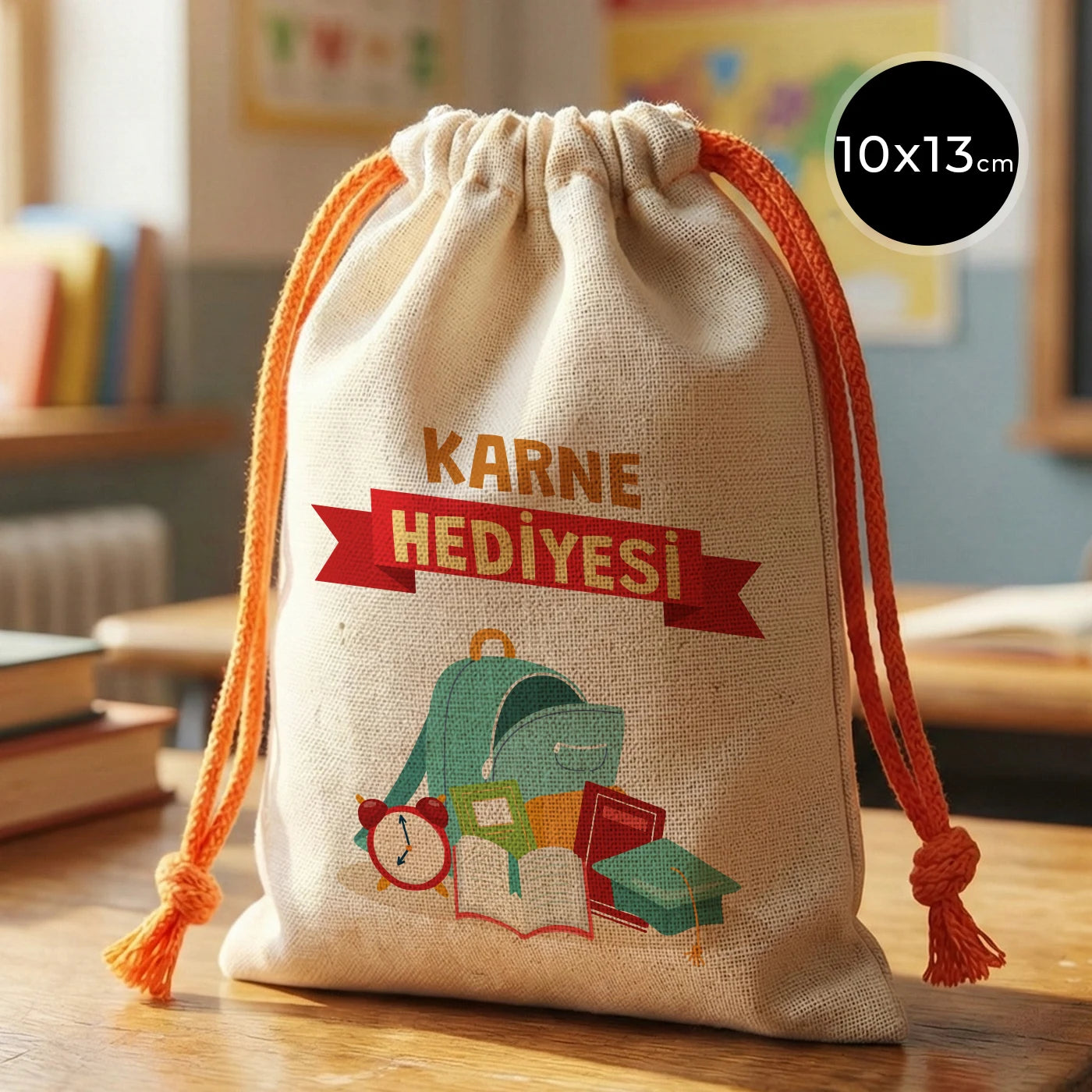 Karne Hediyesi baskılı, turuncu ipli 10×13 cm bez hediye kesesi; okul temalı desenli hediye çantası.