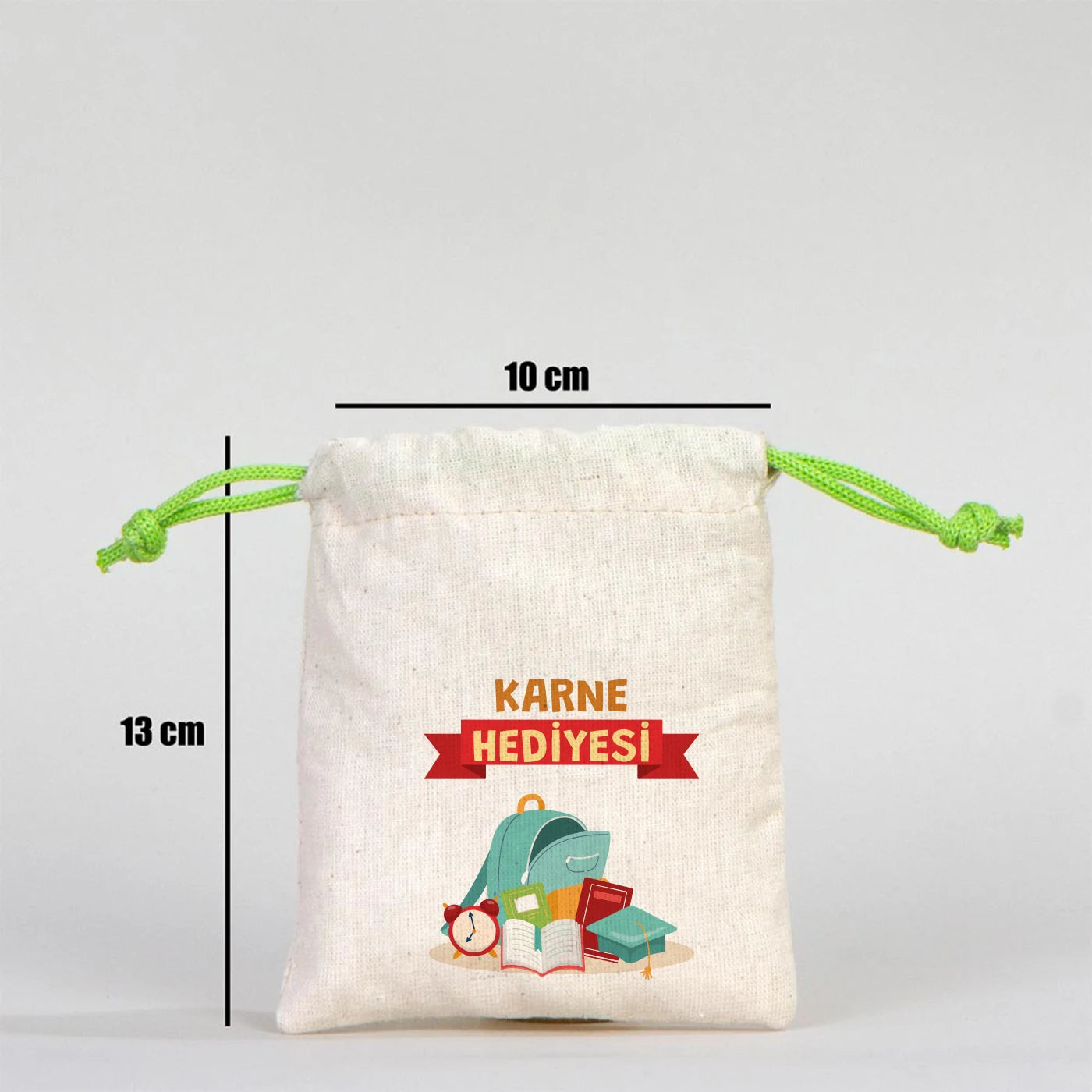 10×13 cm doğal renkli kumaş kese, ön yüzünde karne temalı renkli baskı ve yeşil büzgü ipleri bulunan model.