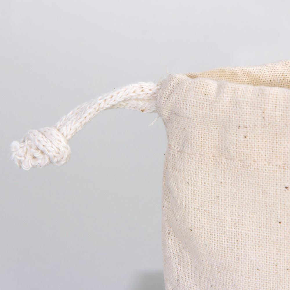 10×13 cm ebatlarında, krem renkli pamuk ipli büzgülü hediye kesesi. Ön yüzünde ürün grubuna ait 18 farklı karne temalı tasarımdan biri bulunur.