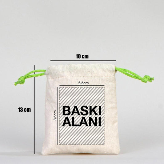 10×13 cm doğal renkli kumaş kese, ön yüzünde karne temalı renkli baskı ve yeşil büzgü ipleri bulunan model.