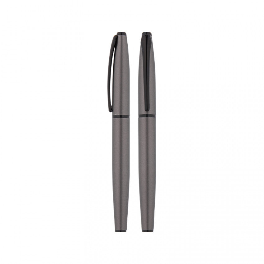 Metal roller kalem gri renk, şık ve dayanıklı gövdeli roller kalem modeli.