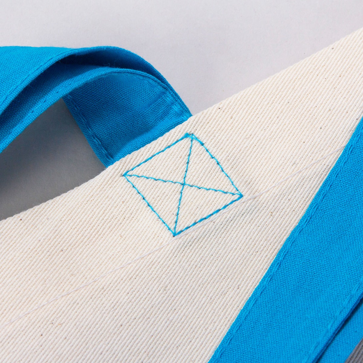 Karne Hediyesi baskılı, mavi saplı 40×35 cm bez tote çanta; dünya figürü, mezuniyet kepi, kitap ve balon desenli okul temalı çanta.