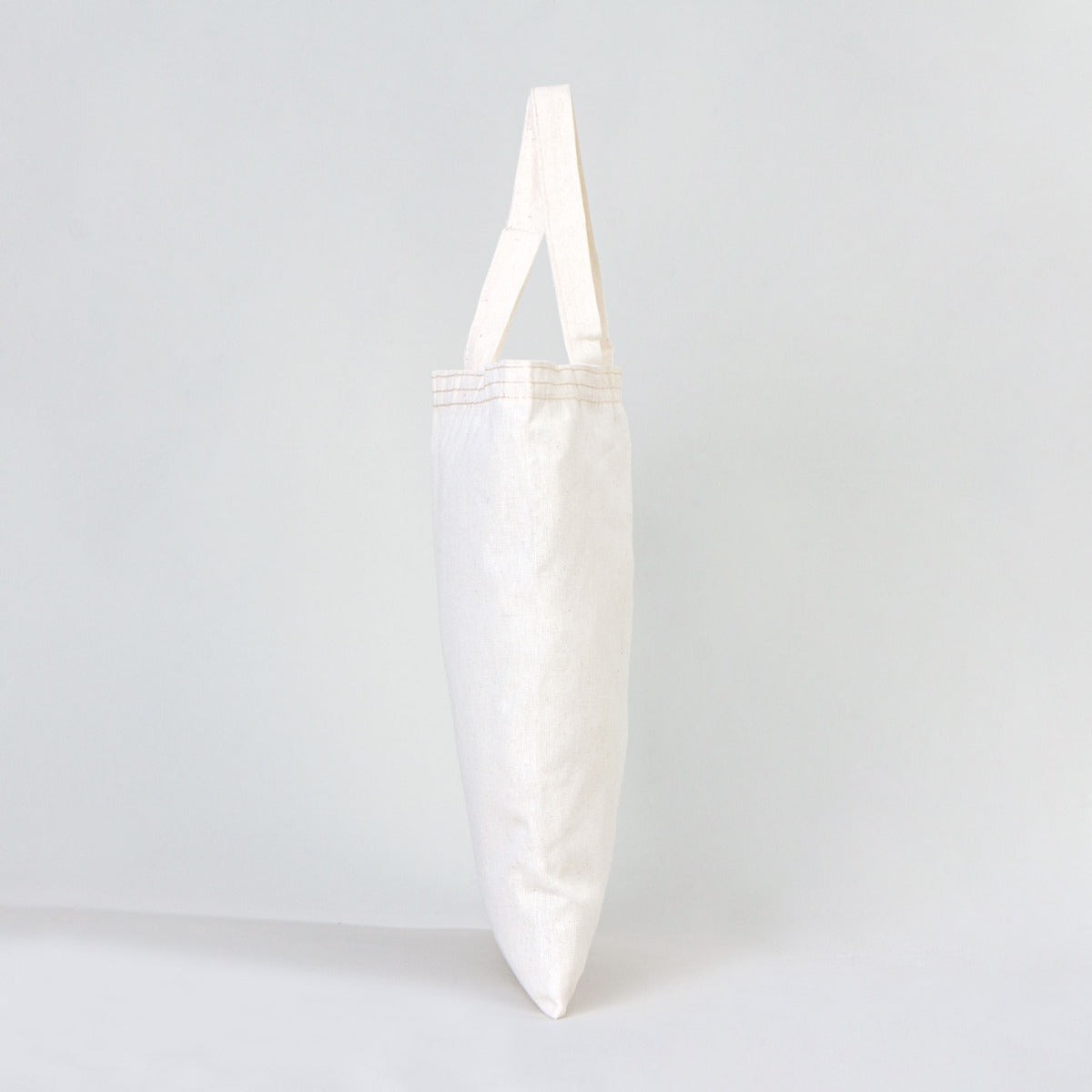 30×35 cm naturel kanvas çantanın ön yüzünde, ürün grubuna ait 18 farklı desen seçeneğinden biri bulunur.