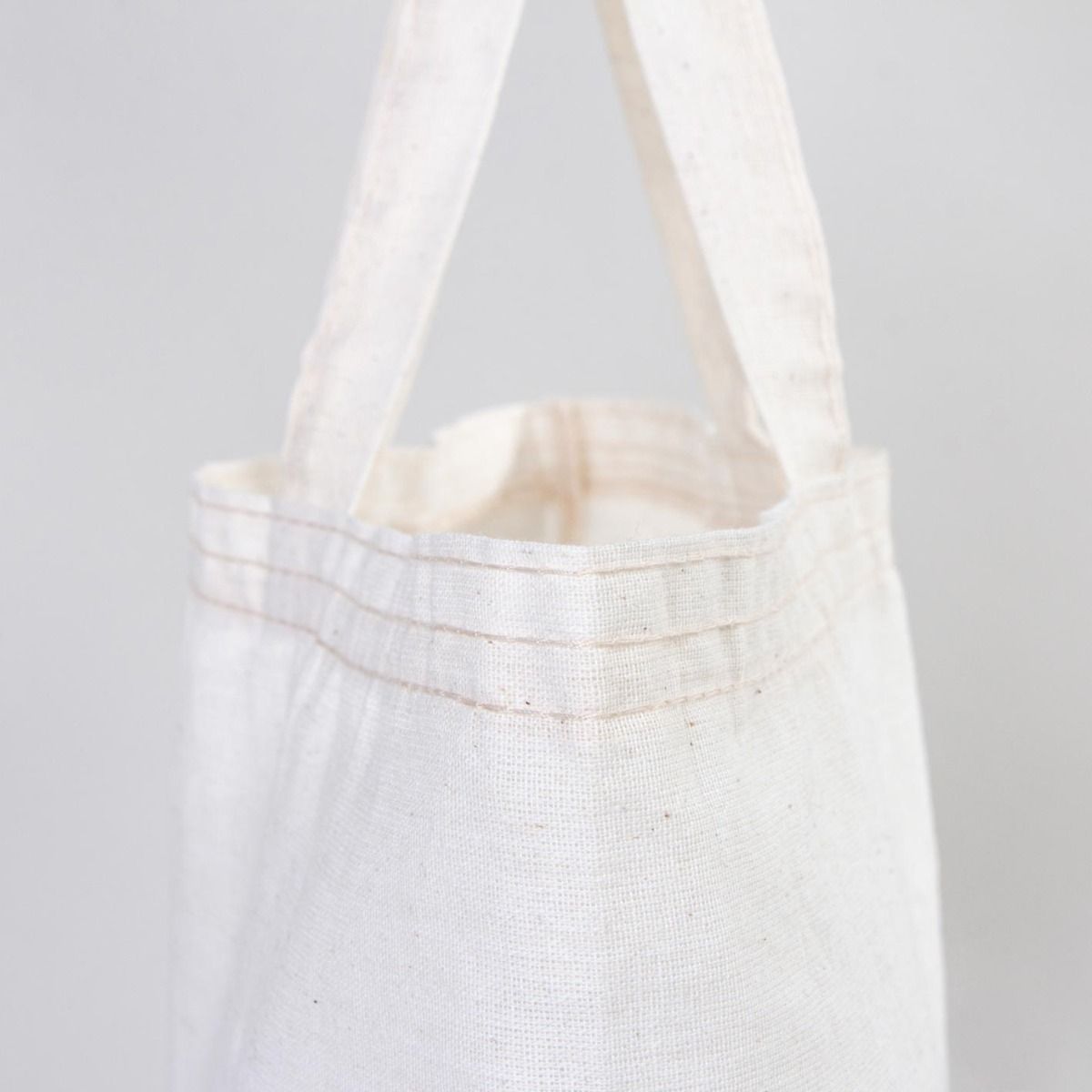 30×35 cm naturel kanvas çantanın ön yüzünde, ürün grubuna ait 18 farklı desen seçeneğinden biri bulunur.