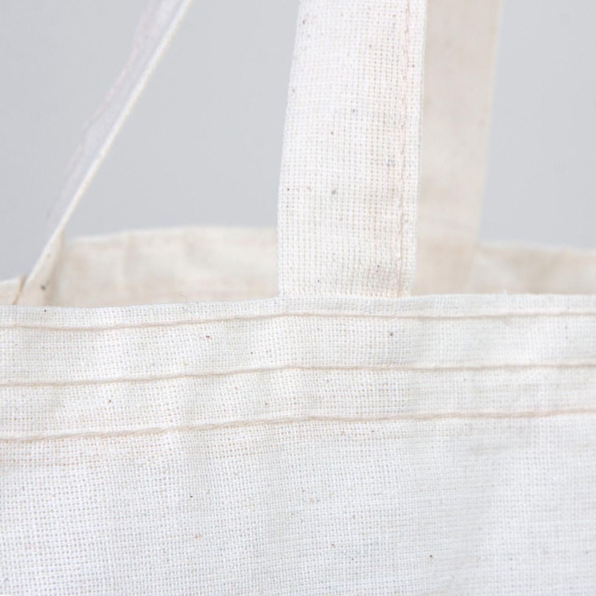 30×35 cm naturel kanvas çantanın ön yüzünde, ürün grubuna ait 18 farklı desen seçeneğinden biri bulunur.