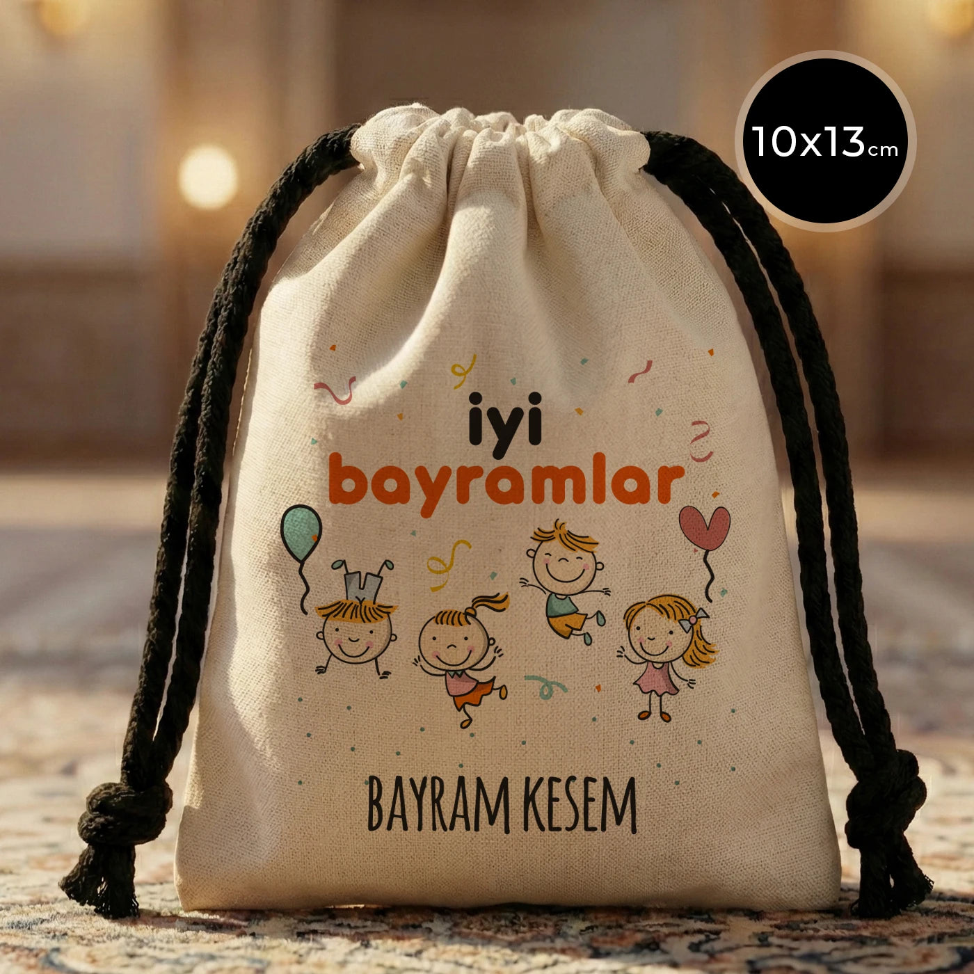 “10x13 cm siyah büzgülü pamuk bayram kesesi, üzerinde ‘İyi Bayramlar’ ve çocuk çizimleri baskısı”