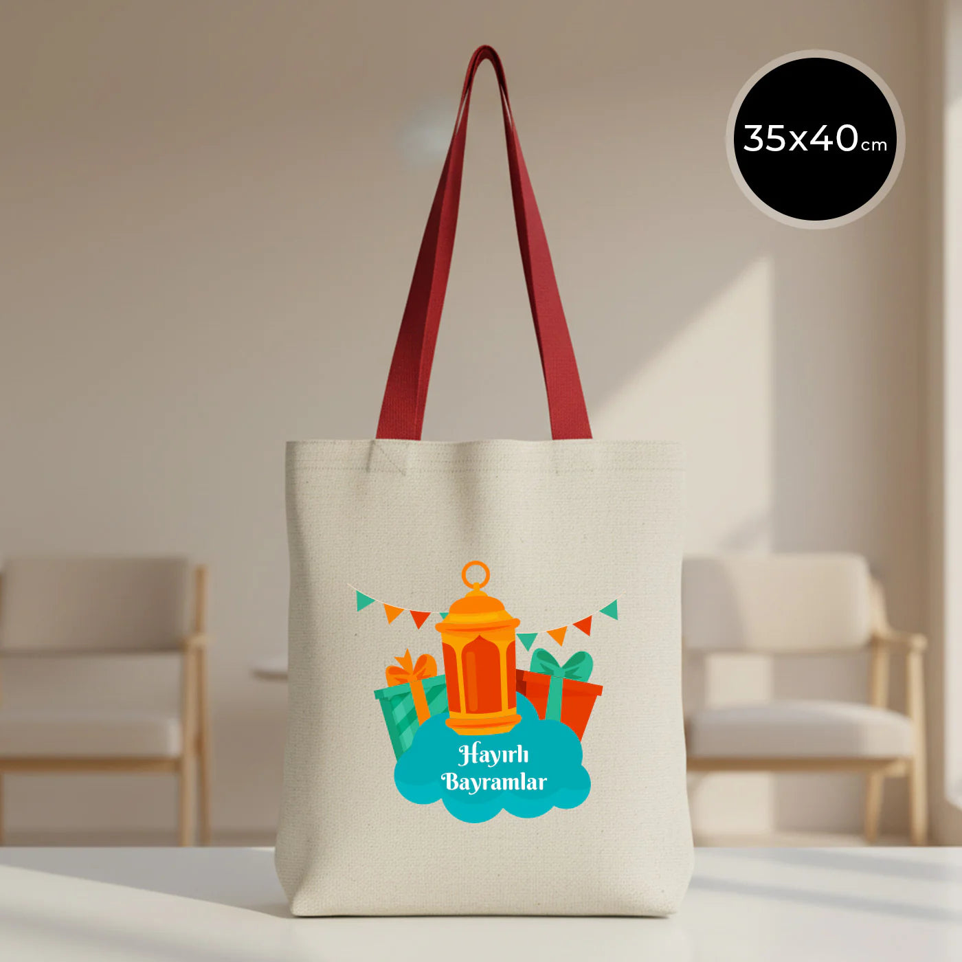 35x40 cm kırmızı kulplu ham bez tote çanta üzerinde bayram feneri, hediye paketleri ve “Hayırlı Bayramlar” illüstrasyonu.