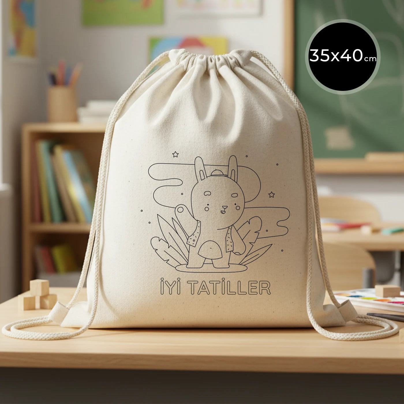 Ham sırenkte kumaştan yapılmış, 35×40 cm boyutlarında, ham renk iplikten oluşur. Ürünün ön yünüzde kişişiselleştirilebilir detayar mevcuttur.