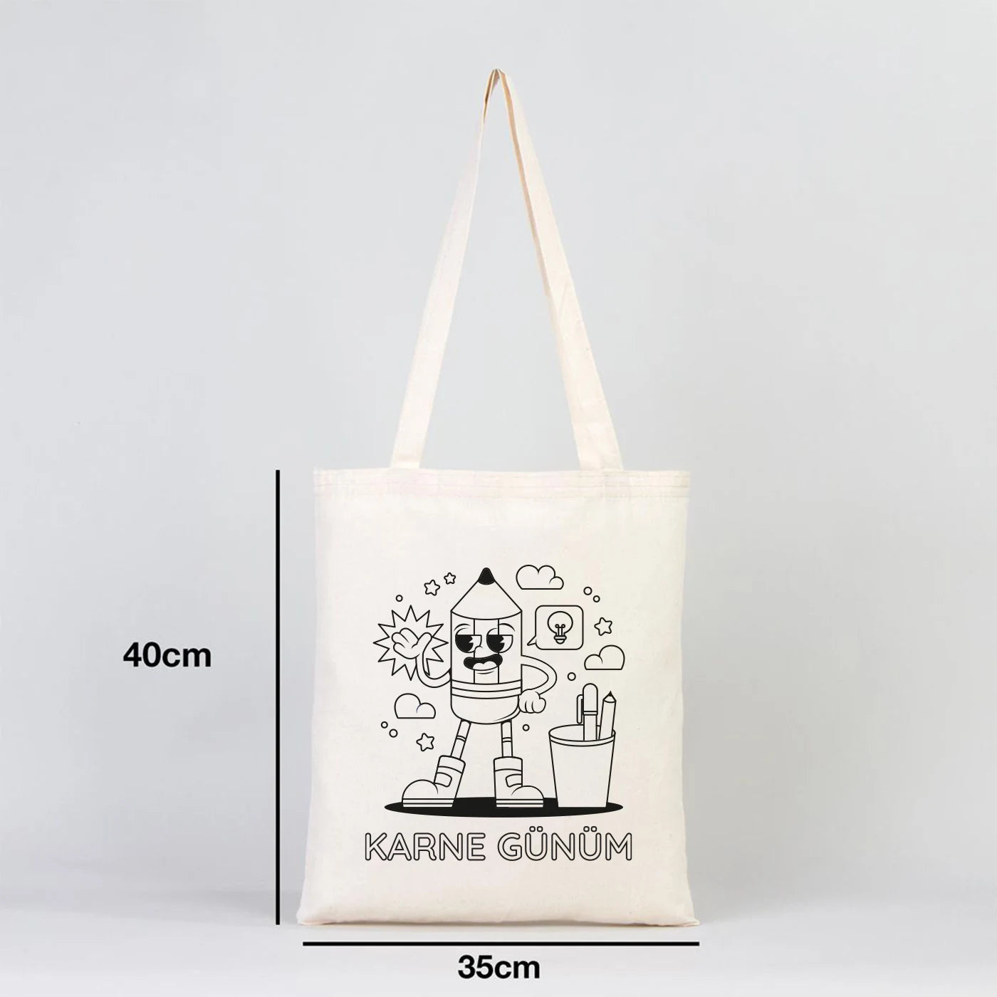 35×40 cm naturel kanvas çantanın ön yüzünde, ürün grubuna ait 9 farklı desen seçeneğinden biri bulunur.