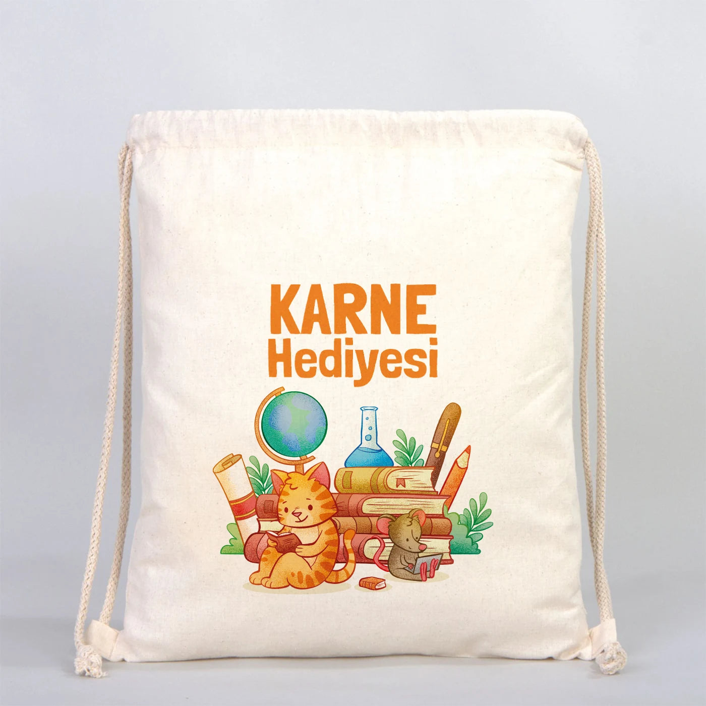 35×40 cm naturel kanvas sırt çantasının ön yüzünde, ürün grubuna ait 18 farklı desen seçeneğinden biri bulunur.