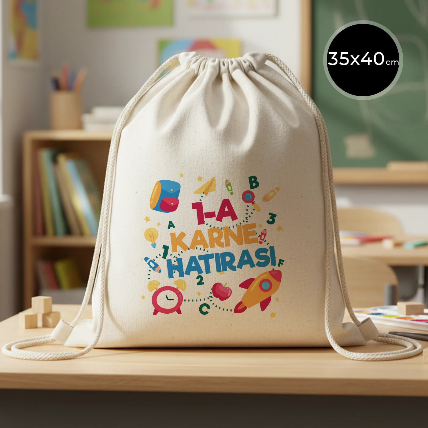 35×40 cm naturel kanvas sırt çantasının ön yüzünde, ürün grubuna ait 18 farklı desen seçeneğinden biri bulunur.