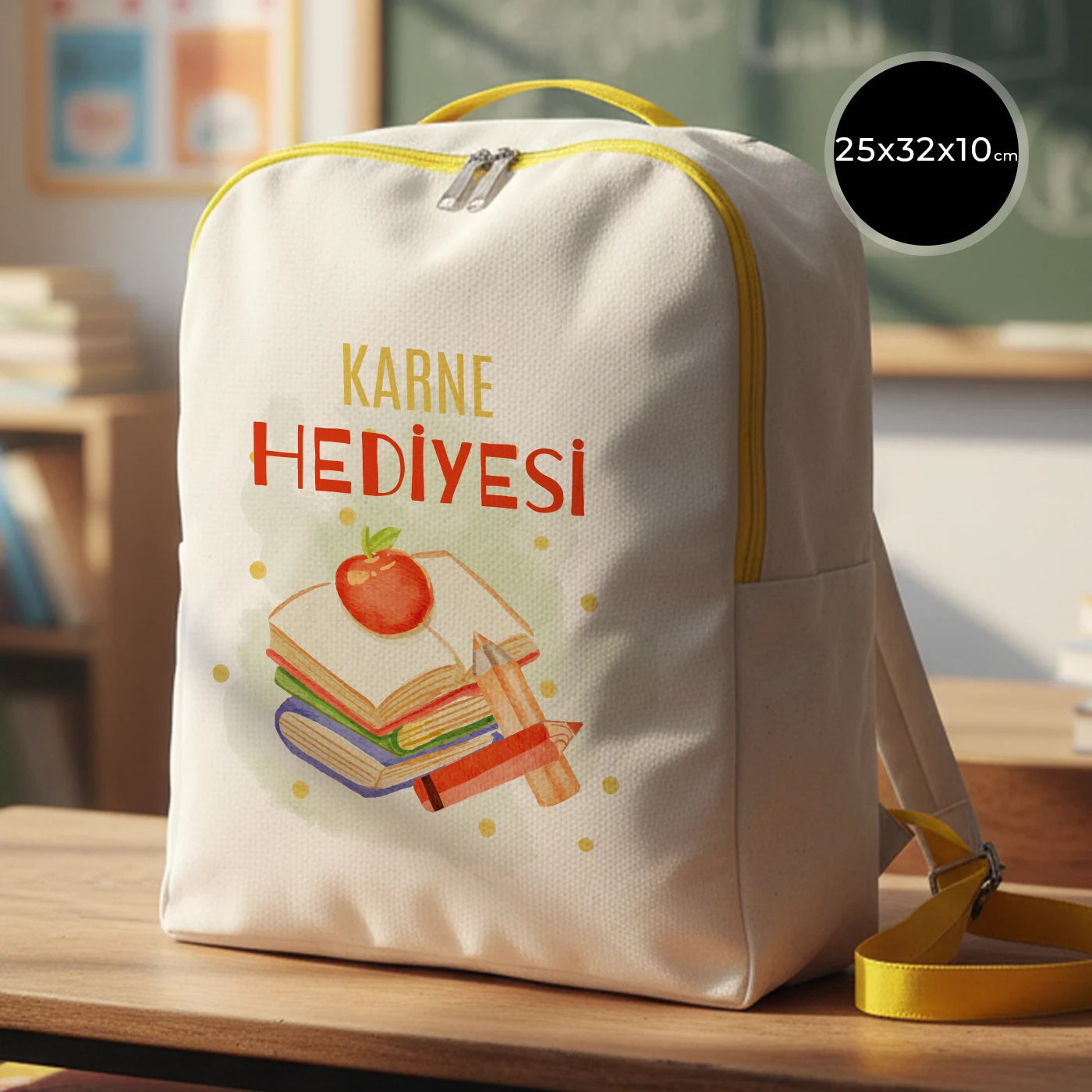 Ham renkli kumaştan, sarı fermuarlı ve ayarlanabilir askılı sırt çantası. Ön yüzünde  karne günü temalı özelleştirilebilir 25×32×10 cm çanta.