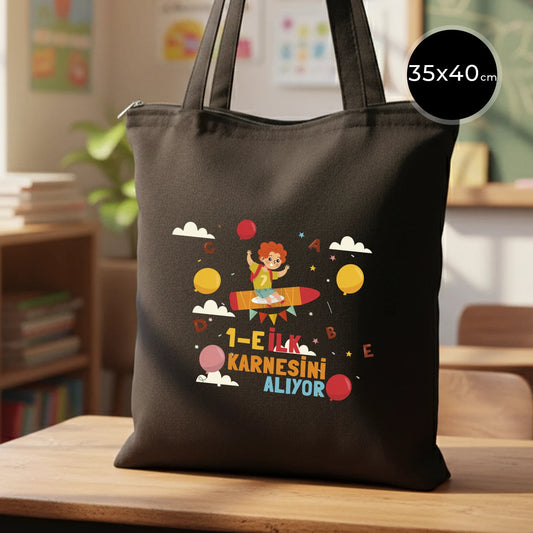 Siyah kumaştan, fermuarlı ve uzun saplı tote çanta. Üzerinde renkli özelleştirilebilir baskı bulunan 35×40 cm omuz çantası.