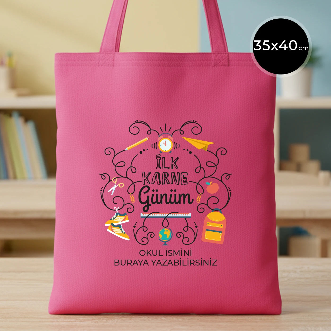 35×40 cm pembe tote çanta; pembe fermuarlı; ön yüzünde 18 farklı tasarım seçeneği bulunur.