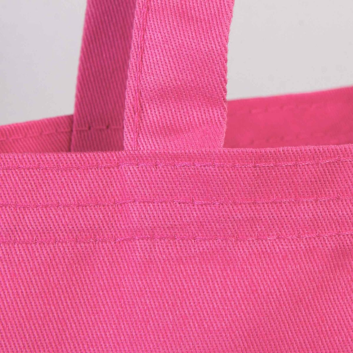 35×40 cm pembe tote çanta; pembe fermuarlı; ön yüzünde 18 farklı tasarım seçeneği bulunur.