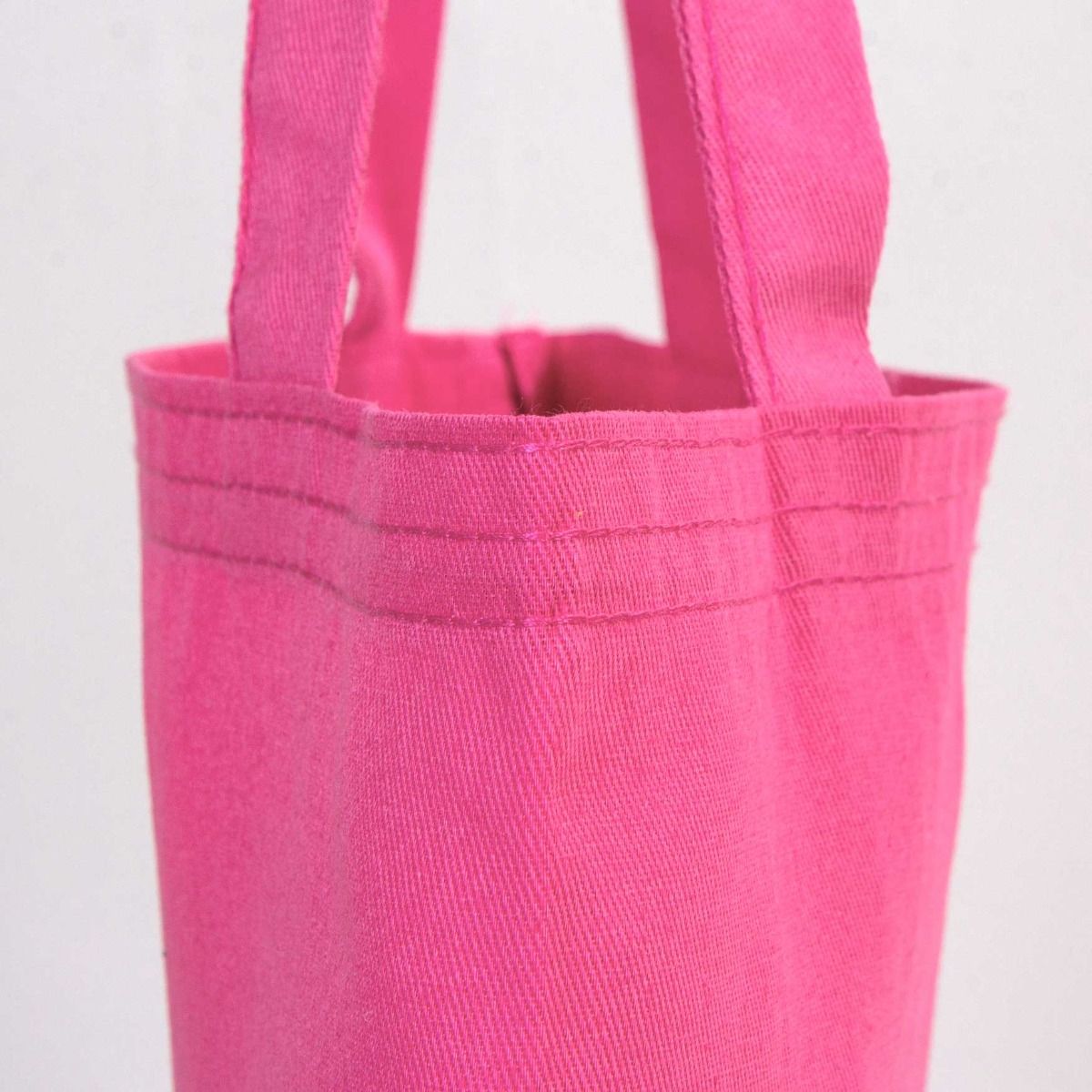 35×40 cm pembe tote çanta; pembe fermuarlı; ön yüzünde 18 farklı tasarım seçeneği bulunur.