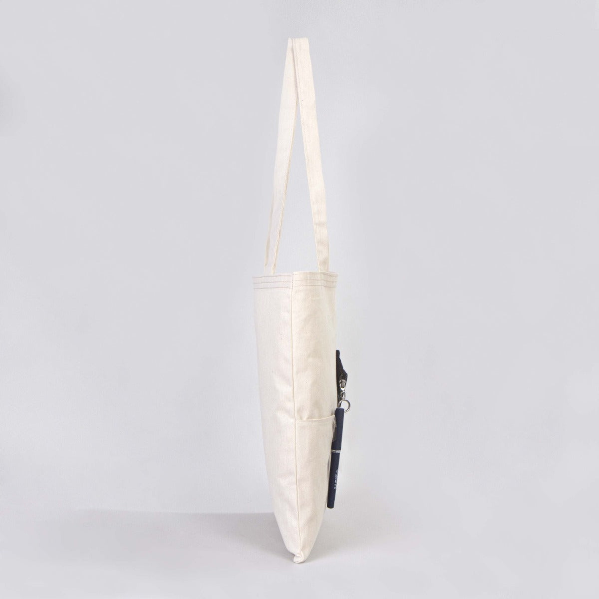 35×40 cm naturel kanvas çantanın ön yüzünde, ürün grubuna ait 18 farklı desen seçeneğinden biri bulunur.