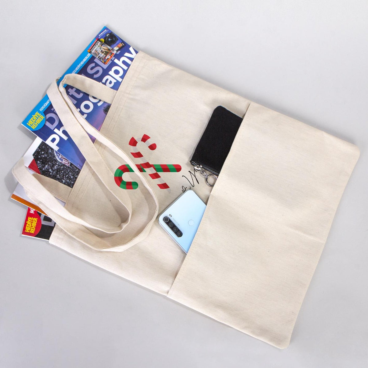 35×40 cm naturel kanvas çantanın ön yüzünde, ürün grubuna ait 18 farklı desen seçeneğinden biri bulunur.