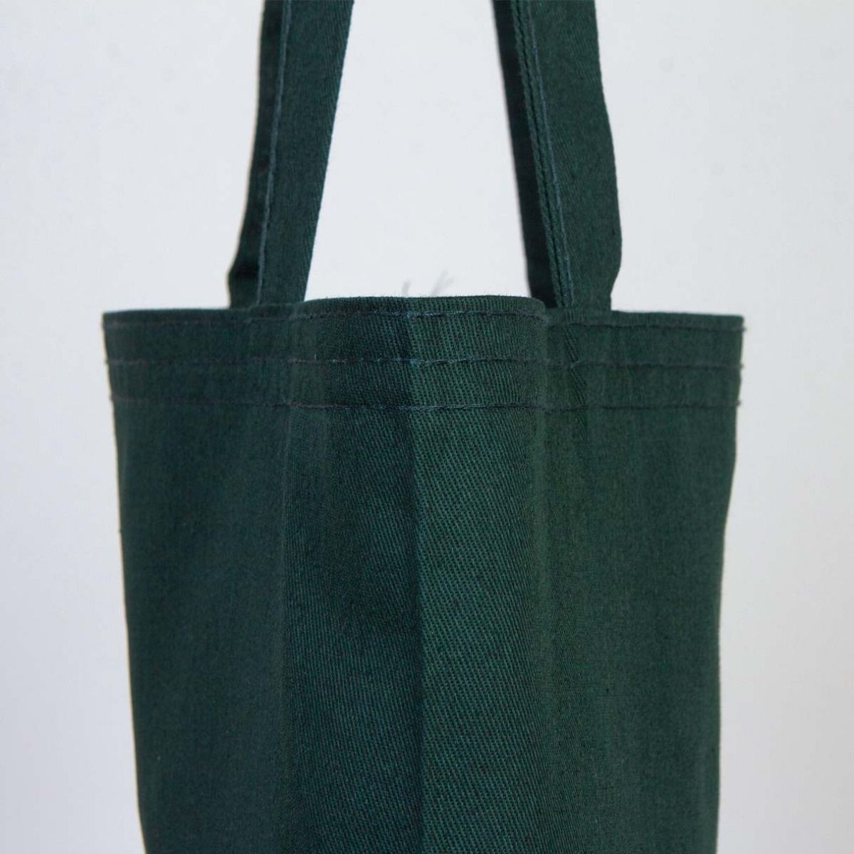 35×40 cm yeşil renkli kumaş tote çanta, ön yüzünde karne ve tatil temalı renkli baskı bulunan model.