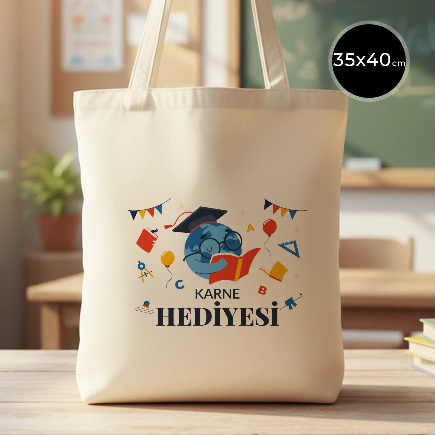 35×40 cm ebatlarında, krem renkli taşıma çantası. Ön yüzünde ürün grubuna ait 18 farklı karne temalı tasarımdan biri yer alır.
