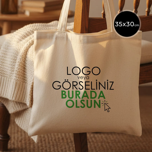 Uzun kulplu, ham bez kumaştan üretilmiş 35x30 cm boyutlarında günlük kullanım için ideal çanta.
