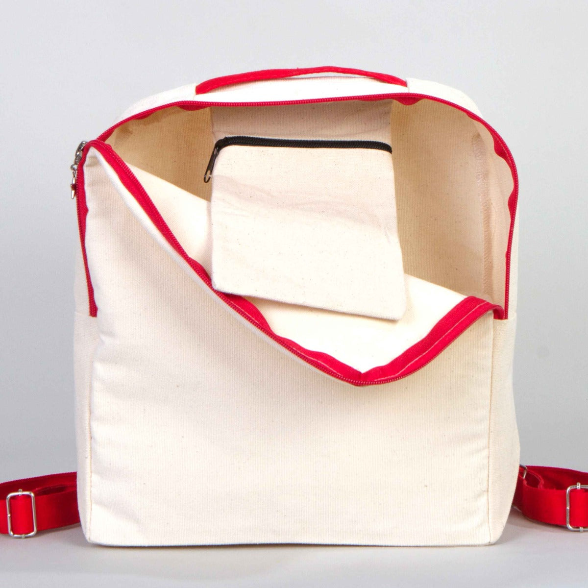 25×32×10 cm ebatlarında, kırmızı fermuarlı okul çantası. Ön yüzünde ürün grubuna ait 18 farklı karne hatırası tasarımından biri bulunur.