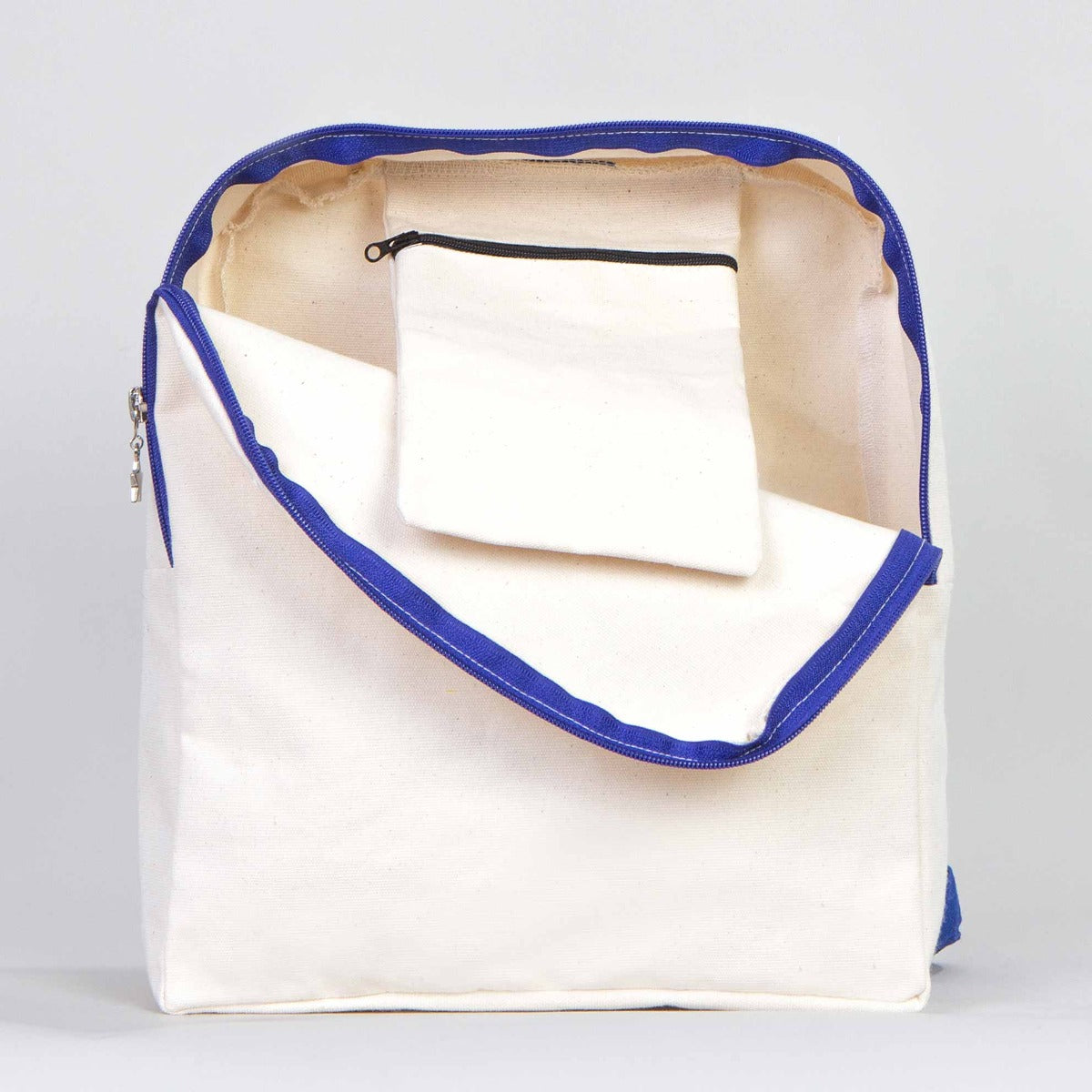 Natural renkte kumaştan yapılmış, mavi fermuarlı ve mavi askılı 25×32×10 cm çantanın ön yüzünde karne günü temalı modellerin yer aldığı renkli bir desenler bulunuyor.