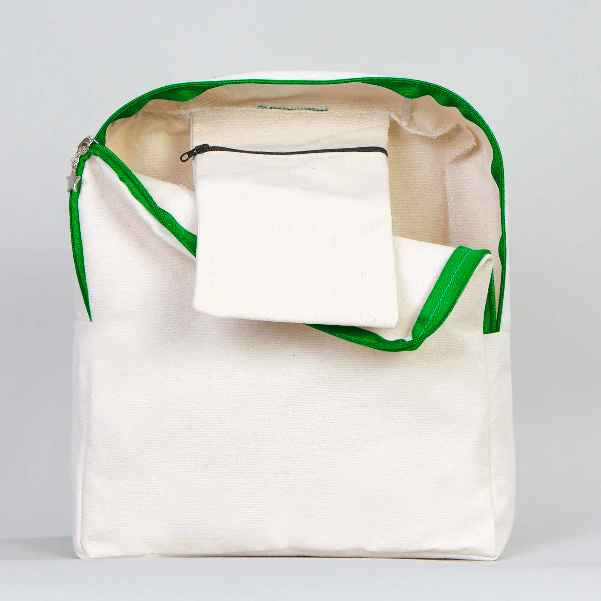 25×32×10 cm doğal renkli kumaştan okul sırt çantası, ön yüzünde karne temalı renkli baskı ve yeşil fermuar detayları bulunan model.