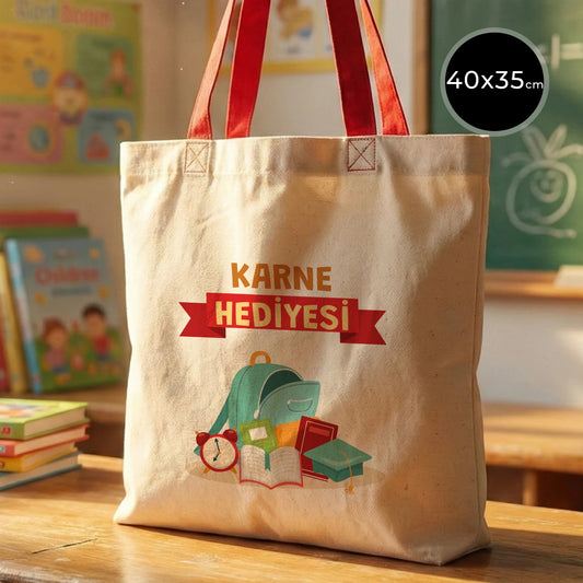 40×35 cm ebatlarında, kırmızı saplı bez çanta. Ön yüzünde ürün grubuna ait 18 farklı karne temalı tasarımdan biri yer alır.