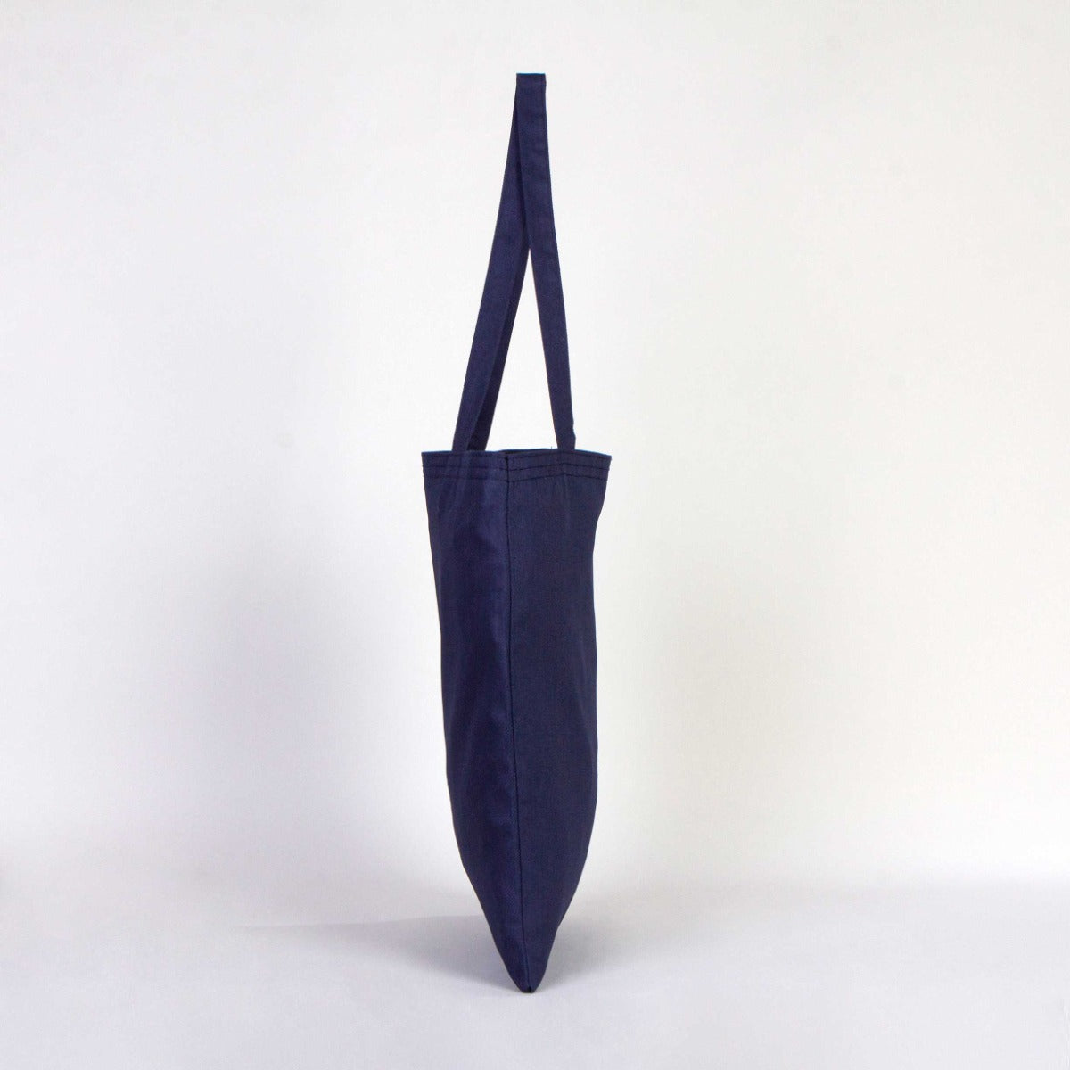 35×40 cm lacivert kanvas çantanın ön yüzünde, ürün grubuna ait 18 farklı desen seçeneğinden biri bulunur.