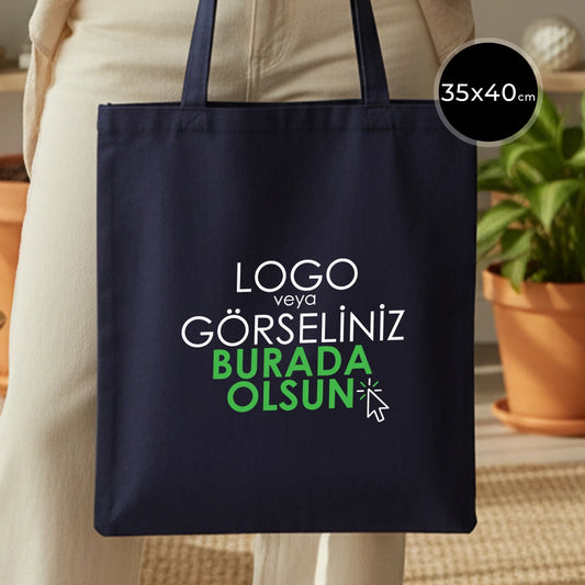 Lacivert renkli, gabardin bezden üretilmiş 35x40 cm boyutlarında dayanıklı ve şık çanta.
