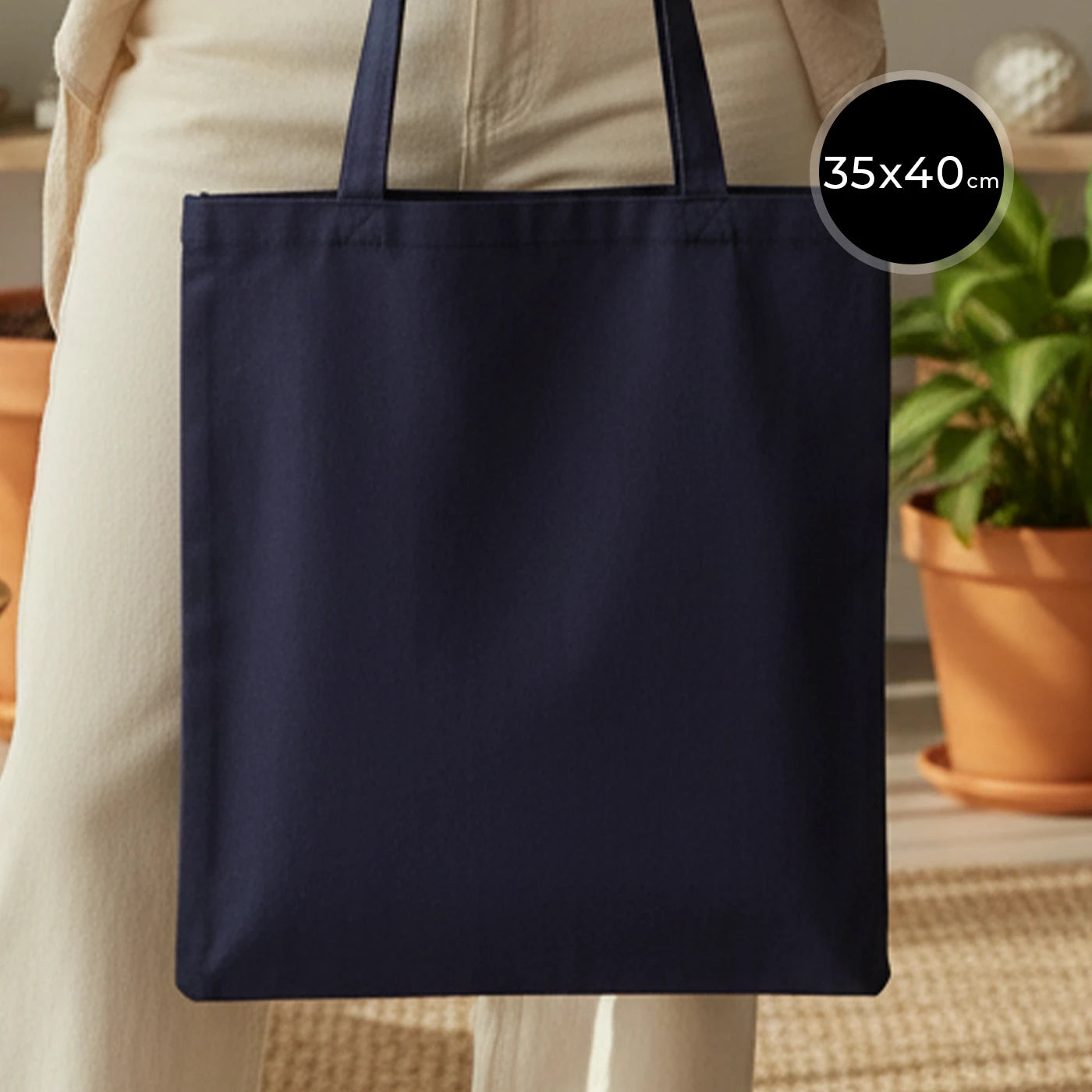 Lacivert renkli, gabardin bezden üretilmiş 35x40 cm boyutlarında dayanıklı ve şık çanta.
