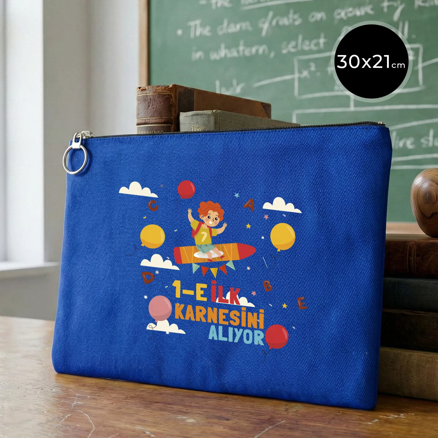 Mavi karne günü temalı portföy çanta, okul figürlü ve özelleştirilebilir karne hediyesi tasarımı