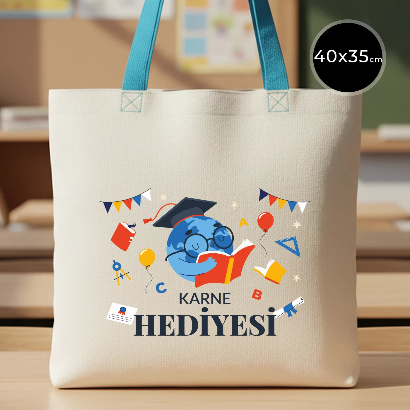 Karne Hediyesi baskılı, mavi saplı 40×35 cm bez tote çanta; dünya figürü, mezuniyet kepi, kitap ve balon desenli okul temalı çanta.
