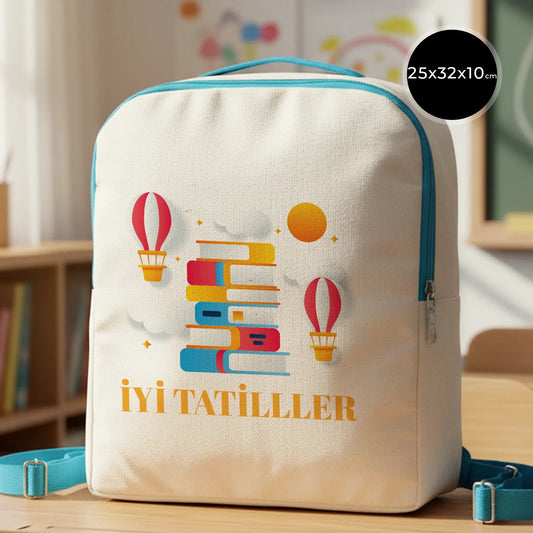 İyi Tatiller baskılı, turkuaz fermuarlı ve turkuaz askılı 25×32×10 cm bez sırt çantası; kitap ve balon desenli okul temalı çanta