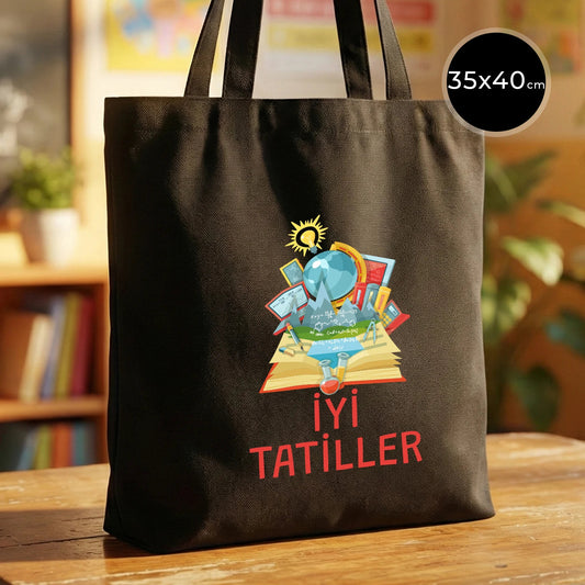 okul sınıfında masa üzerinde duran siyah karne günü hediyesi bez çanta